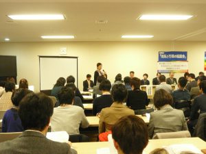 この日の協議会で講演とコメントに立った、早稲田大学教授で労働法とジェンダー法が専門の浅倉むつ子さん。浅倉さんが委員を担い、実現した性の多様性を包摂する「多摩市女と男の平等参画を推進する条例」について確認、東京都や地方自治体へのさらなる働きかけの必要性が、200人を優に超えた参加者らによって共有された