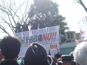 2月14日に開催された、「民主主義を取り戻せ！戦争させるな！安倍政権NO！」集会、デモでは、野党5党を代表する国会議員が連帯のあいさつに立ち、デモの先頭を歩いた。この日の参加者は1万人。代々木公園で