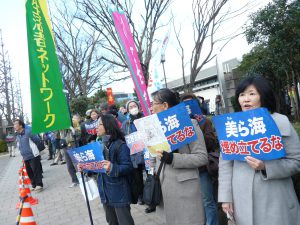 東京・生活者ネットも賛同団体になった「止めよう！辺野古新基地建設　沖縄と本土の力をひとつに　2.21国会大包囲」。ヒューマンチェーンが国会を包囲するなか、「辺野古に新基地をつくるな！」「安保法制を廃止に！」「参院選で安倍政権を追い込もう！」「戦争する国づくりストップ！」とのリレートークが続いた。参加者は2万8000人。2月21日