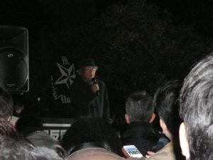 国会正門前でスピーチする、ジャーナリストの鎌田慧さん