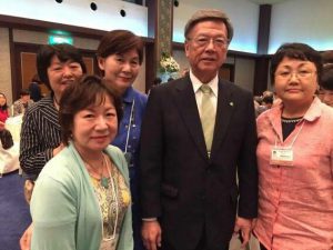 翁長雄志沖縄県知事を囲んで