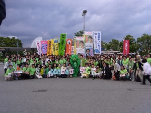 全国交流集会第2部の決起集会後、桜木町駅前のみなとみらい地区へ移動し、全国からの参加メンバーが次々にマイクを持ち、参院選にむけて大河原まさこさん応援のアピール。原発ゼロのマスコットキャラクター「ゼロノミクマ」も応援にかけつけた