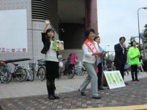 選挙戦7日目、品川区大井町駅前での遊説。品川・生活者ネット区議の田中さやか、吉田ゆみこが応援遊説。衆議院議員の松原仁さんも応援に駆けつけた。6月28日