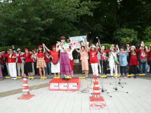 約5000人の参加者は、「戦争する国、絶対反対！」「戦争法は憲法違反！」のコールをしながら、手と手とをつなぎ、国会を包囲した