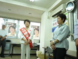 飯田橋の選挙事務所での出発式。右は、東京・生活者ネットワーク代表委員で都議の西崎光子