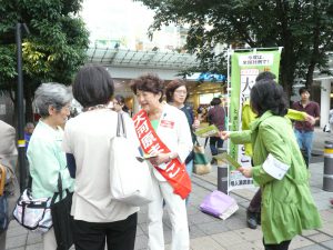 成城学園前駅で、市民の方々と対話する大河原まさこさん。6月22日