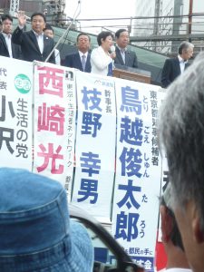 鳥越俊太郎都知事候補を応援する「野党５党合同演説会＠有楽町イトシア前」で応援の弁に立つ、野党５党の国会議員、ネット代表委員ら。７月２２日、有楽町