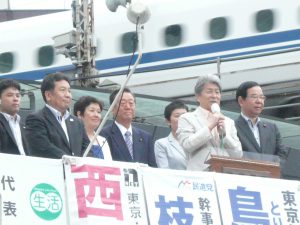 野党各党から　又市征治（社会）、　志位和夫（共産）、小沢一郎（生活）、枝野幸男（民進党）の各氏がリレー応援。応援をうけて演説する鳥越俊太郎さん