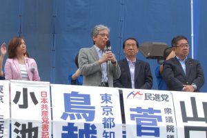 鳥越俊太郎都知事候補の応援に熱弁をふるう、法政大学教授・立憲デモクラシーの会共同代表の山口二郎さん。檀上には、元内閣総理大臣・民進党衆議院議員の菅直人さん、日本共産党書記局長の小池晃さんら。7月23日、立川駅前