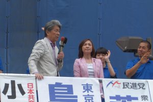 おおぜいの市民に語りかける鳥越俊太郎都知事候補。右は、この日司会をつとめた、東京・生活者ネットワーク都議会議員（国立・国分寺）の山内れい子。7月23日
