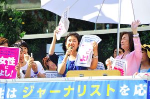 鳥越俊太郎都知事候補応援のアピールをする、東京・生活者ネット都議会議員の西崎光子と山内れい子。7月29日
