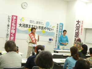 練馬での個人演説会。力づよく決意表明する大河原まさこさん。右は、集会の進行をつとめた、練馬ネット前区議のきくちやすえ。6月30日、練馬駅前の区民・産業プラザココネリ