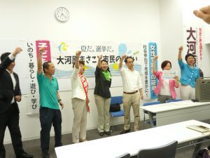 集会の終わりに、応援メッセージを述べてくださった方々とともに、会場全体で「おおかわら・まさこ！」コール。左から、衆議員議員の木内孝胤さん、大河原まさこ市民勝手連の大江正章さん（コモンズ代表／PARC NPO法人アジア太平洋資料センター共同代表）、練馬勝手連の岡部和代さん、フォーラム4提唱者で元経済産業省官僚／古賀茂明政策ラボ代表の古賀茂明さん、コーラーをつとめる練馬ネット区議のやない克子と前区議のきくちやすえ。6月30日