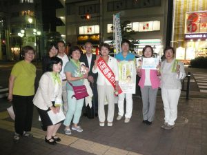 練馬駅前で。古賀茂明さん、西東京ネット市議のかとう涼子、練馬ネット区議のきみがき圭子、橋本けいこ、やない克子や練馬勝手連のメンバーと。6月30日