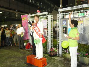 選挙戦のフィナーレ、世田谷区の経堂駅南口での個人演説会で訴える大河原まさこさん。右は東京ネット代表委員・都議の西崎光子。7月9日