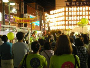 おおぜいの聴衆、支援者に語りかける大河原まさこさん。7月9日