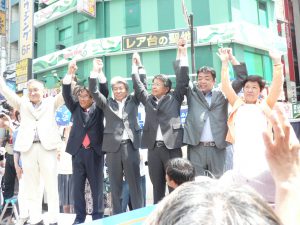 鳥越俊太郎さんを応援する各政党からの代表者が登壇した。右端は、東京ネット代表委員で都議の西崎光子。7月14日