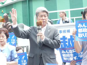 東京都知事選挙告示日、新宿駅東南口で、第一声をあげる候補者の鳥越俊太郎さん。7月14日