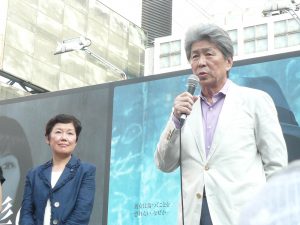 都知事選にのぞむ政策について語る鳥越俊太郎さん。左は、この演説会の進行を担当した、東京・生活者ネット代表委員で都議の西崎光子。7月18日、渋谷駅前