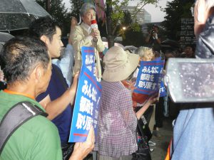 「戦争法廃止、憲法改悪は許さない、7・19国会議員会館前集会」で、東京から憲法を守り、脱原発を実現していくと決意を述べる鳥越俊太郎さん。この日の集会には、夕立に市民4500人が参加した。7月19日、国会前