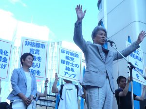 日曜日の歩行者天国につめかけた、おおぜいの若者、市民にむけてアピールする、鳥越俊太郎都知事候補。左は、この日司会をつとめた、東京・生活者ネット代表委員の西崎光子都議。7月24日、新宿伊勢丹前