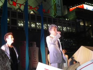 応援にかけつけた歌手の加藤登紀子さんに促されて、都知事候補の鳥越俊太郎さんがアカペラで歌をうたう一幕も。7月29日、渋谷ハチ公前の街頭演説会