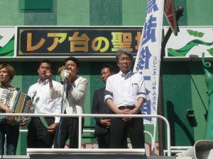 選挙戦最終日、鳥越俊太郎都知事候補の応援に、民進党参議院議員の蓮舫さん、同じく民進党参議院議員の福山哲郎さんがマイクをとった。7月30日、新宿駅東南口