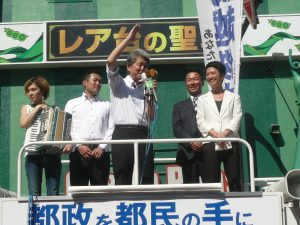 民進党参議院議員の蓮舫さん、福山哲郎さんの応援をうけて、政策を訴える、都知事候補の鳥越俊太郎さん。7月30日