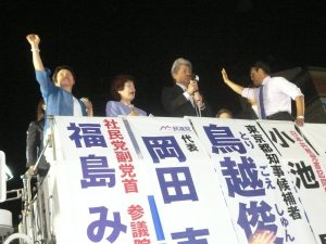 「みなさんの力で当選させてほしい！」選挙戦最後の訴えをする、東京都知事候補の鳥越俊太郎さん。左は、最終街頭演説会の司会進行をつとめる、東京・生活者ネット代表委員／都議会議員の西崎光子。7月30日