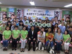 江戸川での市民集会で。江戸川ネット区議の伊藤ひとみ、本西みつえや、江戸川勝手連のメンバーとともに。7月2日、清新町コミュニティ会館