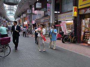 板橋区の大山商店街を、板橋ネット区議の五十嵐やす子とともに、ねり歩きする大河原まさこさん。6月30日