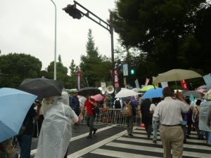 雨が降りしきる悪天候の中、続々と市民が集まってきた。この日の国会前行動の参加者は2万3000人。9月19日