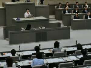 東京都議会第3回定例会の本会議で、一般質問に立つ、東京・生活者ネットワーク都議［杉並区］の小松久子。2016年10月5日