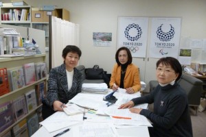 豊洲百条委員会（豊洲市場移転問題に関する調査特別委員会）での質疑などについて打ち合わせる、都議会生活者ネットワークの都議。左から、西崎光子、山内れい子、小松久子