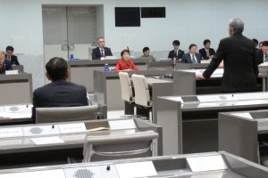 豊洲百条委員会（豊洲市場移転問題に関する調査特別委員会）で、証人への質疑に臨む東京・生活者ネットワーク都議会議員［杉並区］の小松久子。3月18日