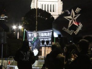 首都圏反原発連合主催の「0311反原発！国会前大集会＋首相官邸前抗議～福島・祈りを超えて～」。おおぜいのゲストがスピーチに立った。いわき放射能市民測定室たらちねの鈴木薫さん、フォーラム4提唱者の古賀茂明さん、市民連合、学者の会呼びかけ人で学習院大学教授の佐藤学さん、精神科医の香山リカさん、ピースボート共同代表の野平晋作さん、立教大学教授の西山修さん、作家の落合恵子さん、ほか。民進党の菅直人さん、阿部知子さん、社民党の福島瑞穂さん、共産党の志位和夫さんら、自由党の野沢哲夫さんなど、野党4党の国会議員らも参加し、野党共闘で脱原発をめざそうとアピール。この日の参加者は8000人だった。3月11日、国会正門前